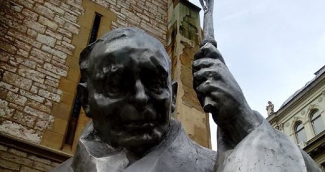 Oštećen kip Ivana Pavla II: Ko je papi polomio pastirski štap?