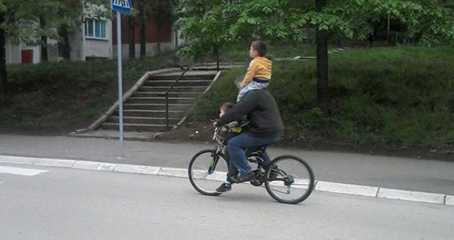Originalno, ali opasno: Jednog unuka na ramena, drugog na bicikl, pa u vrtić!