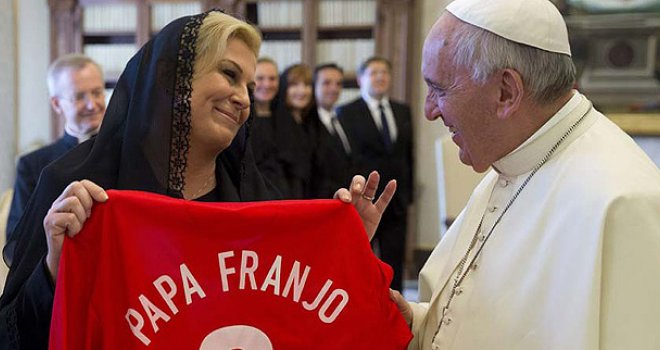 Kolinda Grabar-Kitarović poklonila papi Franji dres hrvatske reprezentacije s brojem 9
