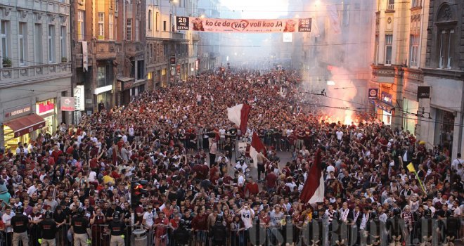 Rijeka navijača pred Vječnom vatrom slavi titulu Sarajeva