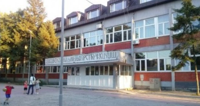 Horor u Srbiji: Maskirani razbojnici uperili pištolj u nastavnicu i učenike, pa oteli dnevnik!