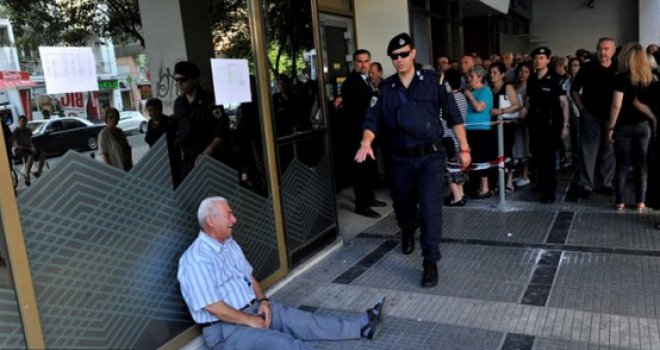 Ovo je pravo lice Grčke: Penzioner plače od muke jer ne može da uzme svoj novac