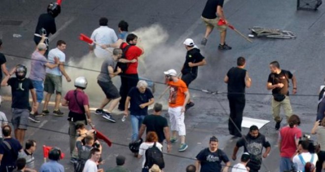 Demonstracije u centru Atine, sukobili se policija i demonstranti