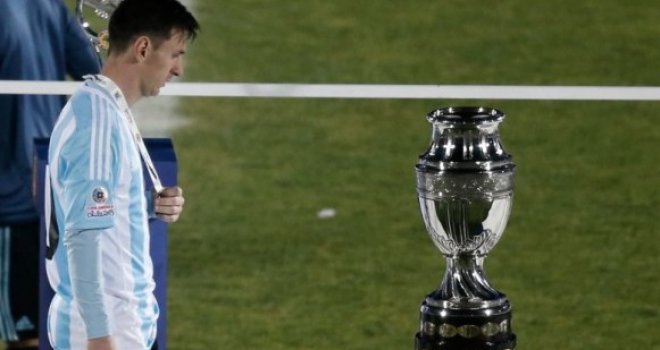 Razočarani Messi uradio je nešto neviđeno sramotno dok je prolazio pored pehara
