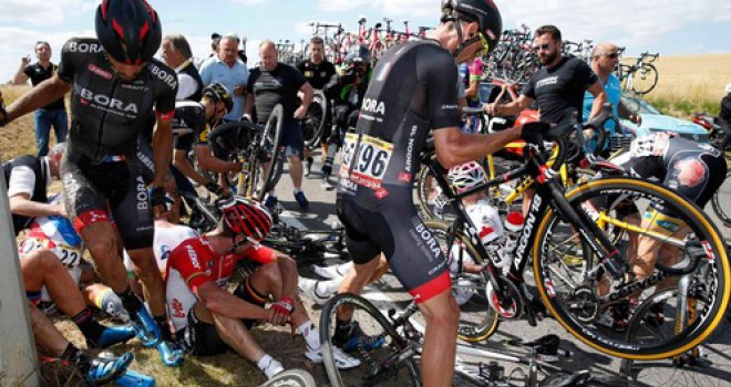 Tour de France: Masovni pad biciklista prilikom spusta, pet vozača odustalo od takmičenja