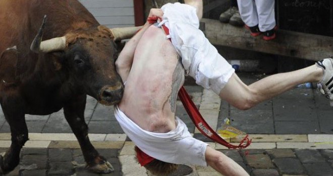 Pogledajte stravične scene s ulica Pamplone, već prvoga dana bikovi proboli trojicu!