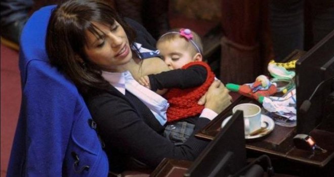 Političarka dojila bebu tokom sjednice parlamenta: Proglasili je uzorom svim ženama
