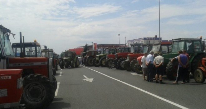 Ogorčeni poljoprivrednici traktorima na granicu: Ostaju dok Vlada FBiH ne usvoji zahtjeve