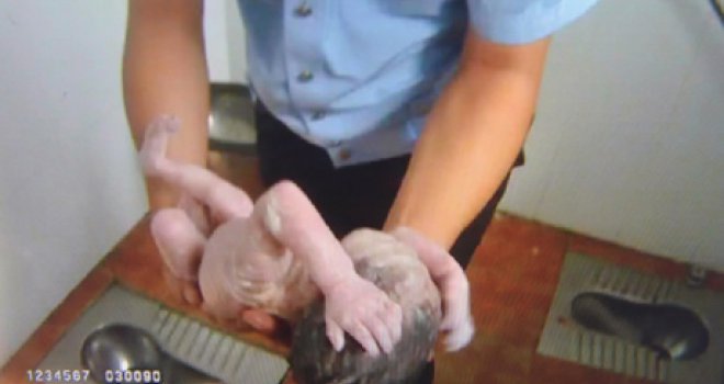 Šokantne fotografije koje su potresle svijet: Majka rodila dijete u javnom WC-u i ostavila ga s glavom u odvodu