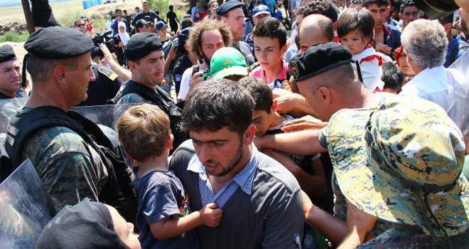 Haos u Grčkoj: Policija šok bombama i suzavcem pokušava uspostaviti red među izbjeglicama