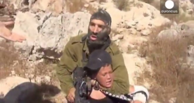 Snimak koji je zapalio internet: Palestinke pretukle izraelskog vojnika koji je htio da uhapsi 12-godišnjeg dječaka