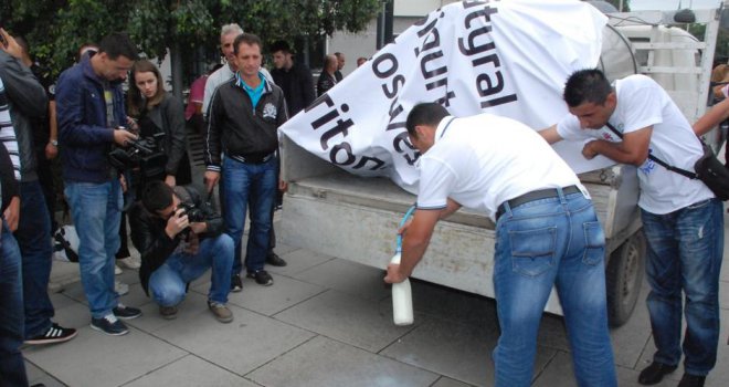 Sutra protesti bh. proizvođača mlijeka: Svi ispred 'Konzuma', nećemo sjediti skrštenih ruku!