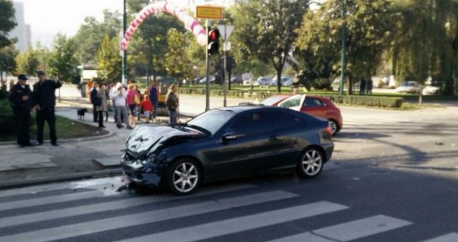 Udes na Socijalnom: U sudaru Hyundaia i Mercedesa jedna osoba teško povrijeđena