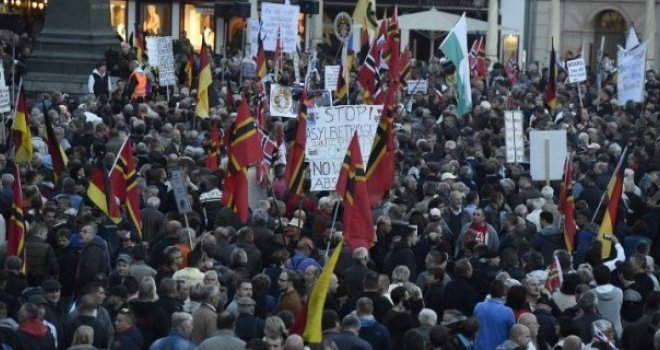Hiljade ljudi na ulicama Njemačke poručilo: Merkel vrši etnocid nad njemačkim narodom