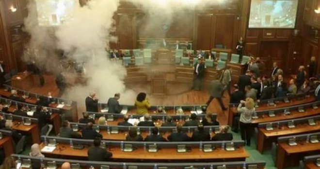 Opšta panika na sjednici kosovskog parlamenta: Zastupnik bacio suzavac!