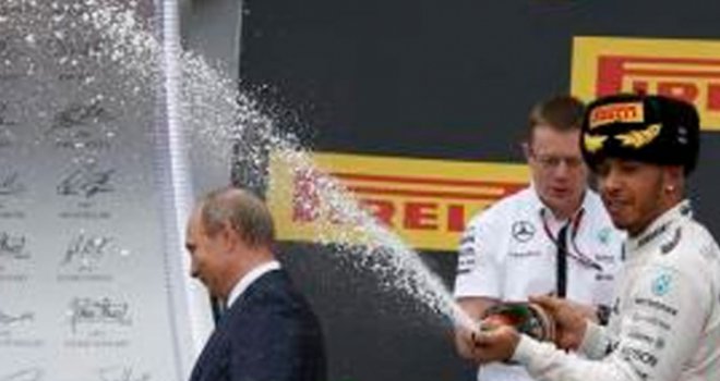 Lewis Hamilton isprskao Putina šampanjcem, pogledajte njegovu reakciju