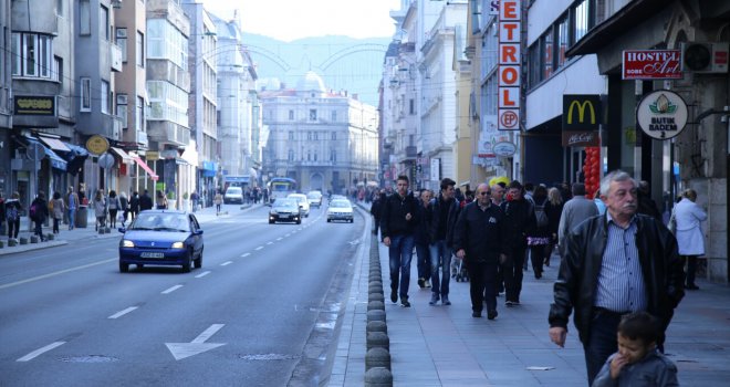 Oružana pljačka u Titovoj ulici usred bijela dana: Uzeli novac pa pobjegli u...