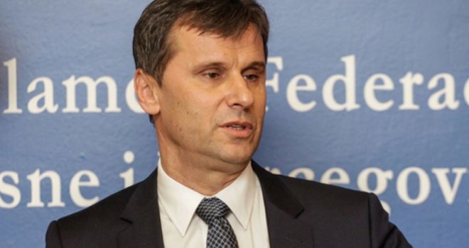 Premijer Novalić građane kritikovao što troše na piće i hranu, a ministre i goste časti jagnjetinom, hobotnicom i skupim vinima