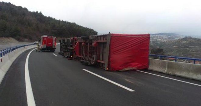 Nesreća kod Bosanskog Petrovca: Prevrnuo se kamion usljed jakog vjetra