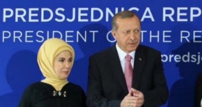 Probajte skrenuti pogled: Kolinda Erdogana dočekala u haljini zbog koje su joj svi gledali u grudi