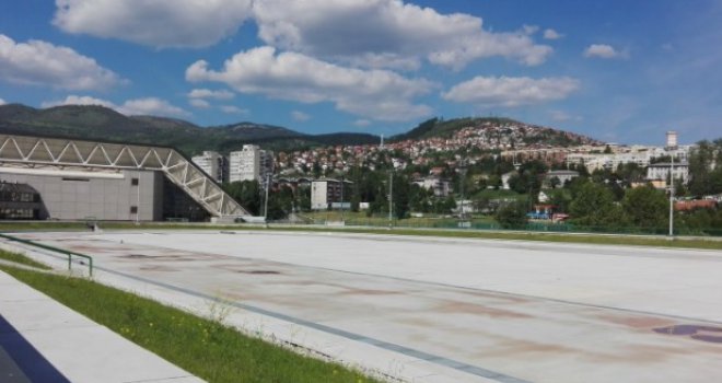 Sarajevo: Ispod obnovljene piste tepsijama skupljaju vodu
