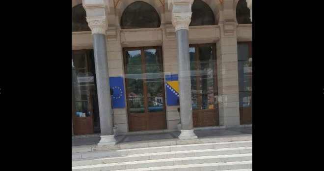 Predstavnici Srbije nisu htjeli ući u Vijećnicu dok se ne prekriju ploče na kojima piše: Na ovom mjestu srpski zločinci...