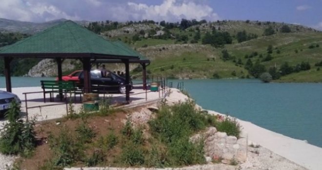 Ugašen mlad život: Tinejdžer se utopio na kupalištu jezera Desivoje