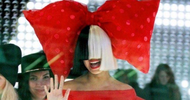 Pjevačica Sia na koncertu slučajno otkrila lice