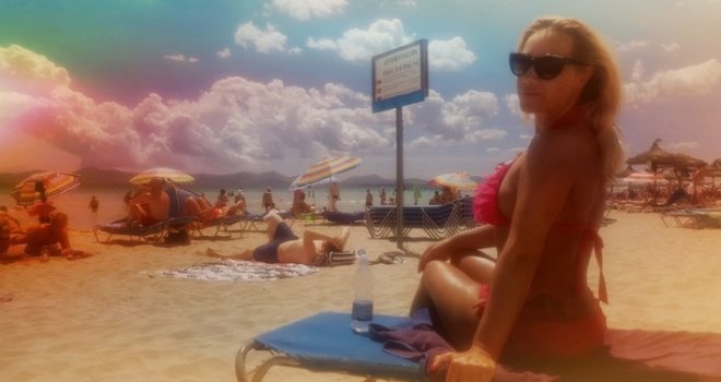 Stesana Selma Bajrami mami uzdahe na španskim plažama: Sa sinom tokom ramazana uživa u Palma de Mallorci