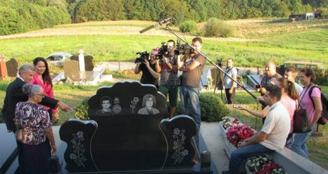 Par u Derventi organizovao vlastitu sahranu: Vidjeli smo ko bi nam došao na ispraćaj, sredili grobnicu, počastili...