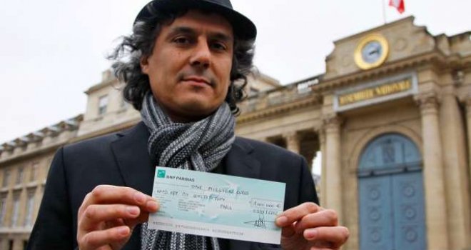 Zovu ga 'Zorro nikaba': Bogati alžirski biznismen Rachid Nekkaz plaća kazne za žene koje nose burkini
