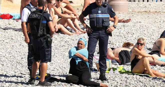 Francuska policija natjerala ženu da skine burkini