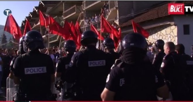 Krvavo jutro na Kosovu: Demonstranti probili kordon policije, Albanci spriječili Srbe da dođu na procesiju u Mušutištu