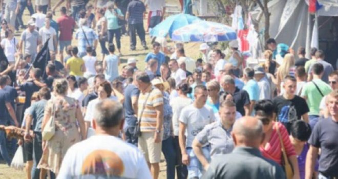 Dok Dodik pjeva...: Masovna tuča na zboru na Manjači, demoliran šator