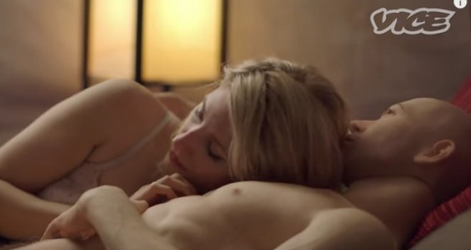 Pogledajte prvu seks-lutku za žene: Visok, mišićav, maljav, a nakon što žena počne da ga dodiruje...