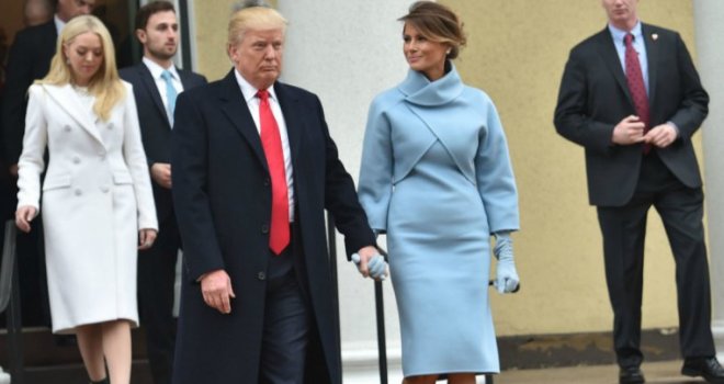 Melania Trump zadivila 'baby plavom' haljinom: Da li je prva dama SAD-a iskopirala Jackie Kennedy? 