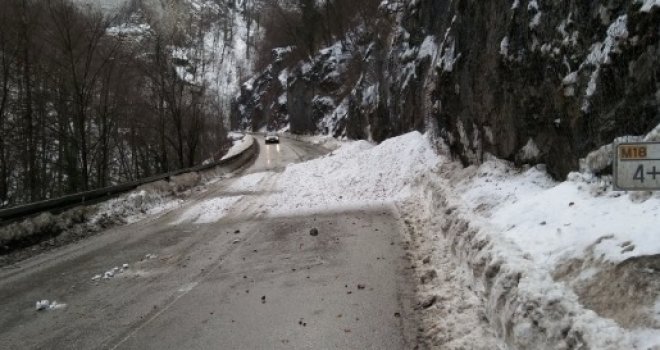 Na ovim putevima u BiH zbog snijega je otežan saobraćaj: Nigdje bez zimske opreme!