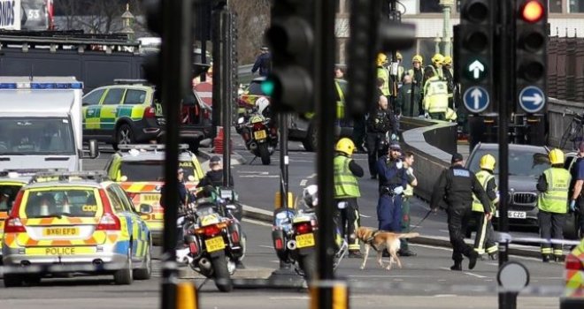 Masakr na ulicama Londona: Kombijem se zaletjeli u pješake, pa noževima ubadali prolaznike