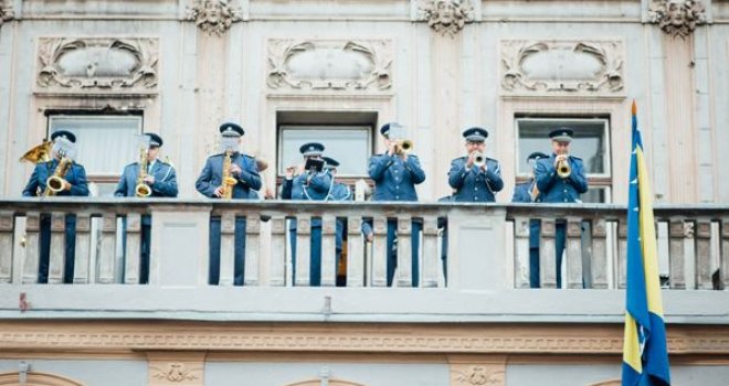 Ulaz slobodan: Vojni orkestri iz Ujedinjenog Kraljevstva i BiH sviraju za Tuzlake, Mostarce i Banjalučane