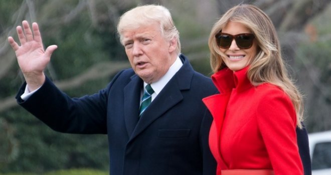Čudna božićna fotografija Donalda i Melanie: Izgledaju kao voštane figure, ali jedan prisni detalj je šokirao sve...