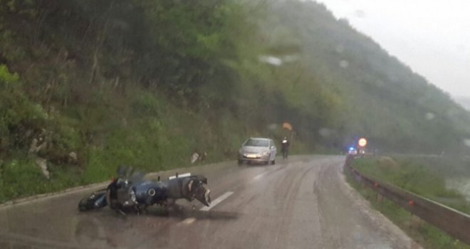 U saobraćajnoj nesreći povrijeđen motociklista: Nakon pada bio u nesvijesti...
