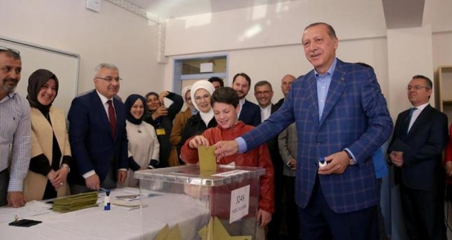 Tijesna Erdoganova pobjeda na referendumu: Turska ide u veliku ustavnu reformu