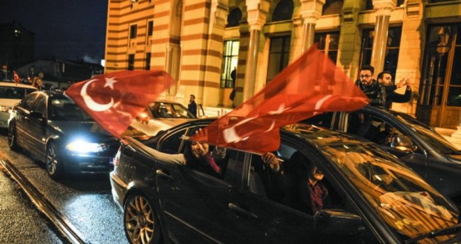   Erdoganove pristalice proslavili rezultate referenduma trubama i zastavama u Sarajevu
