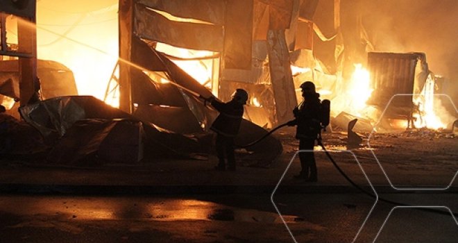 Mostar: Tržni centar Bingo u potpunosti izgorio, šteta je totalna