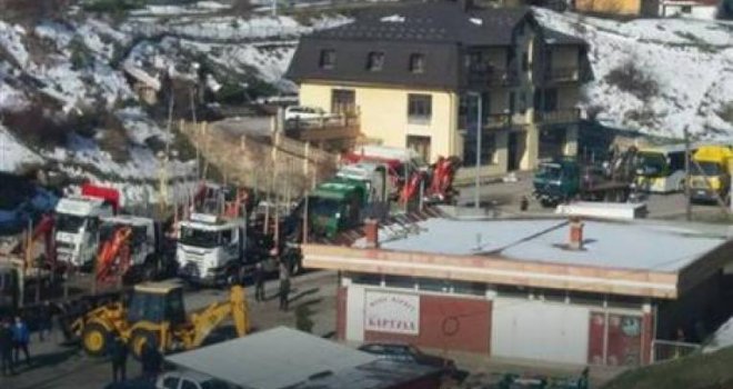  Nezadovoljni drvoprerađivači RS-a kamionima blokirali saobraćaj prema Sokocu, Palama i Rogatici