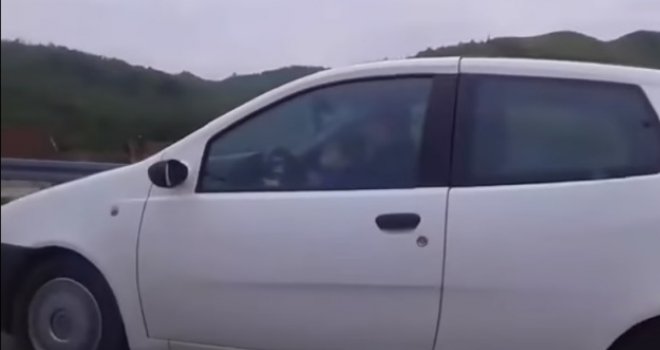 Čitalac zabilježio šokantan snimak: Otac sa djetetom u krilu vozi 120 na sat!  