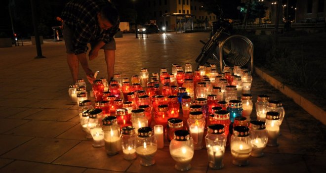 Mostarci na Španskom trgu pale svijeće za stradale u avionskoj nesreći