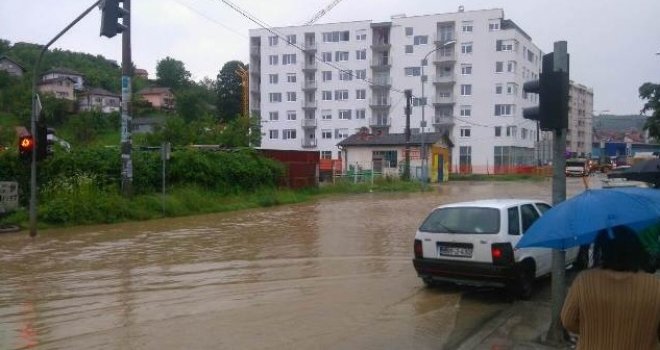 Grmi i sijeva u Sarajevu, Banjaluka već potopljena: Pogledajte šta su kiša i grad napravili po banjalučkim ulicama 