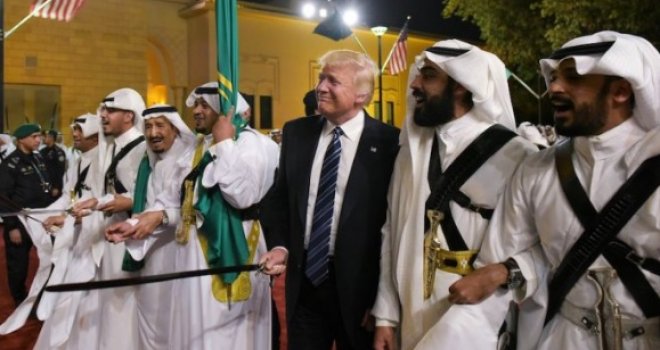 Trump zaplesao nacionalni ples s arapskim liderima: S noge na nogu, a s mačem u ruci...