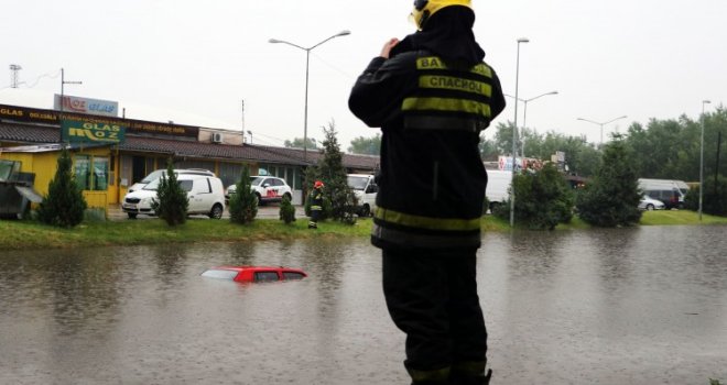 Zbog jakog pljuska i tuče poplavljen Novi Sad, ulice pretvorile u rijeke